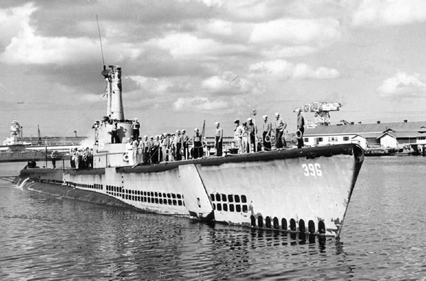 USS Ronquil entering Pearl Harbor