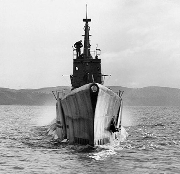 USS Tullibee bow view